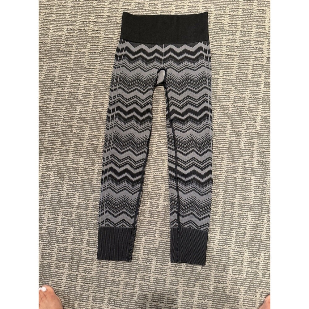 Lululemon Athletica Size 2 Leggings BLACK GREY SNOOPY‎ STRIPE 22 inch waist